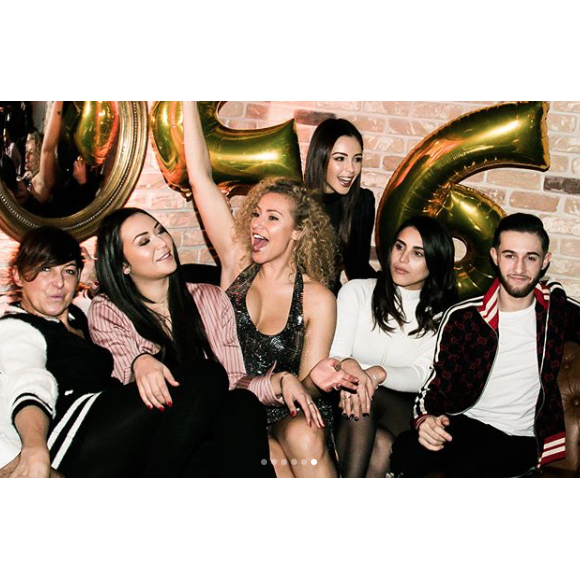 Nabilla fête son 26e anniversaire avec ses proches à Londres, dans la nuit du 4 au 5 février 2018. Ici avec son frère Tarek Benattia.