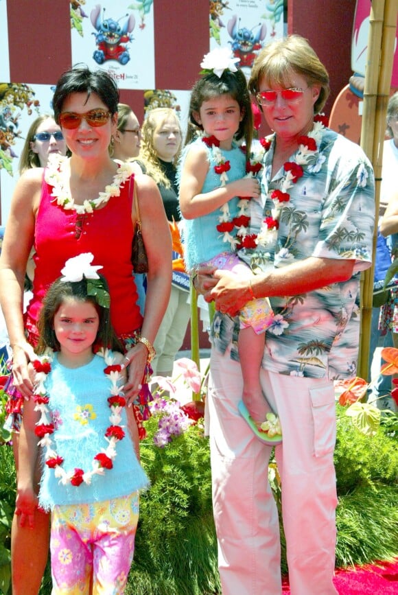 Bruce et Kris Jenner et leurs filles Kylie et Kendall à Los Angeles. Juin 2002.