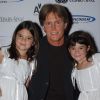 Bruce Jenner et ses filles Kendall et Kylie à Los Angeles, juin 2003.