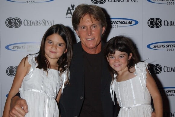 Bruce Jenner et ses filles Kendall et Kylie à Los Angeles, juin 2003.