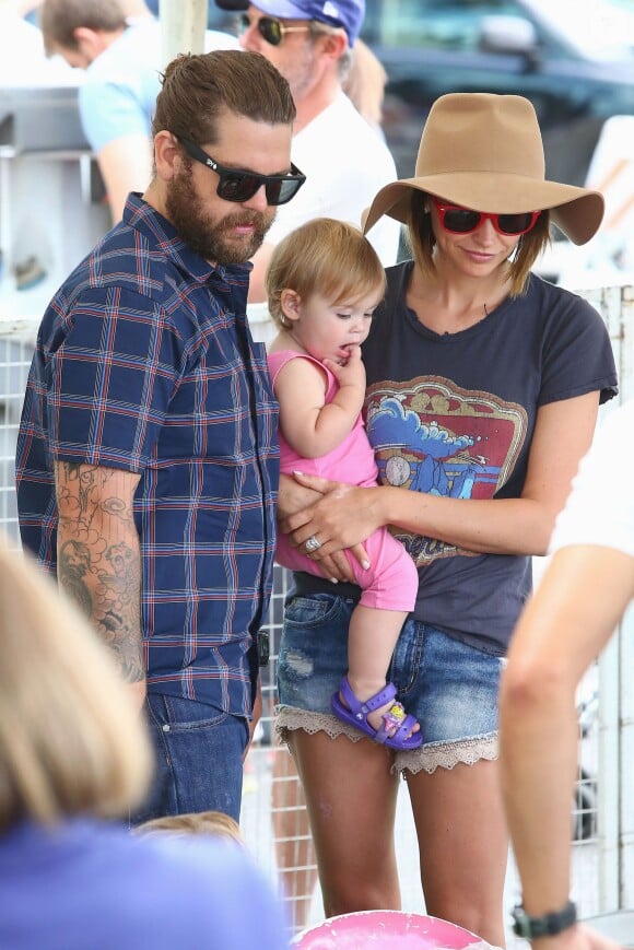 Jack Osbourne passe la journée avec sa femme Lisa Stelly et ses filles Pearl Clementine et Andy Rose au Farmer's Market à Studio City, le 4 septembre 2016