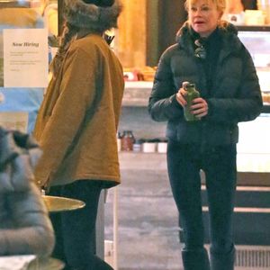 Exclusif - Melanie Griffith et sa fille Dakota Johnson à la sortie d'un magasin d'alimentation lors de leurs vacances à Aspen. Le 26 décembre 2017