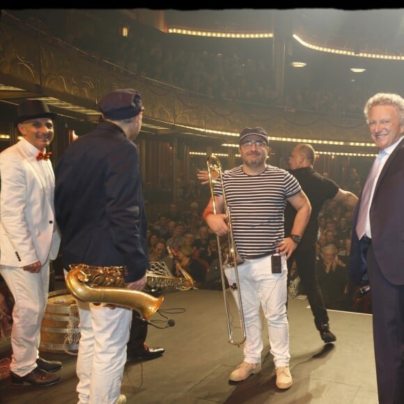 Exclusif - Fred Karato, Nelson Monfort et les musiciens de la Compagnie des Enjoliveurs - Les Copains fêtent Brassens - L' hommage de N. Monfort à Georges Brassens - Les Copains d'abord, Music Tour 2018 aux Folies Bergères à Paris, le 23 janvier 2018. © Alain Guizard/Bestimage