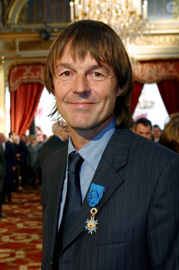 Nicolas Hulot fait officier de l'ordre national du mérite en 2003