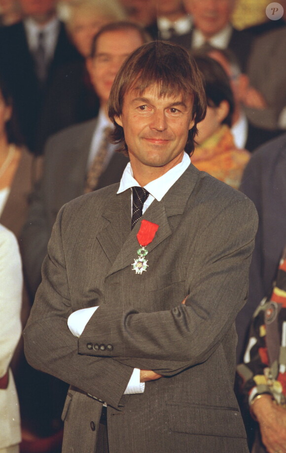 Remise des insignes de Chevalier de la Légion d'honneur à Nicolas Hulot en 1997