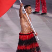 Jeux olympiques : Le sexy Pita Taufatofua revient torse nu, dans le froid !