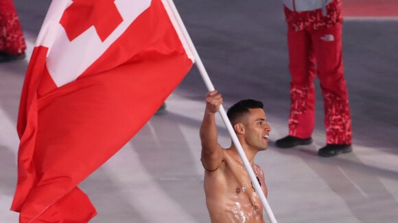 Jeux olympiques : Le sexy Pita Taufatofua revient torse nu, dans le froid !