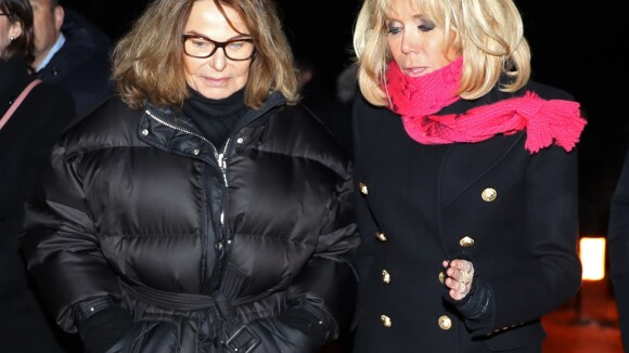Brigitte Macron affronte le froid en rose fuchsia pour des Détenues saisissantes