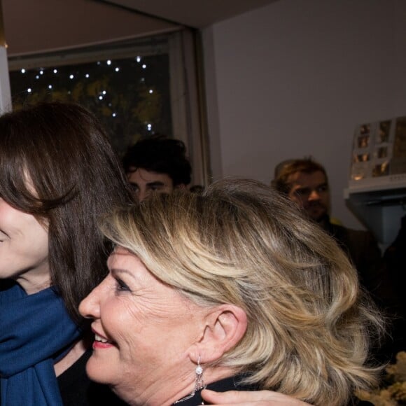 Exclusif - Delphine Arnault, Carla Bruni-Sarkozy, Anna Carlota - Soirée de la Nuit de la Beauté à l'institut Carlota avec O.P.I et System Professional à Paris le 1er février 2018. De nombreuses célébrités étaient présentes hier au lancement du bar O.P.I et du bar à cheveux System Professional. O.P.I, numéro 1 mondial des produits professionnels pour les ongles et l'Institut Carlota inaugurent un espace dédié à la beauté pour les mains et les pieds. Célèbre pour ses couleurs tendance et ses noms emblématiques, O.P.I offrre des produits et services innovants et de haute qualité. Les clients pourront choisir parmi des centaines de couleurs et des dizaines de technicités. Grande nouveauté également, Carlota lance son "bar à brushing" avec un espace dédié à l'éclat et à la santé de vos cheveux avec System Professional. Une marque internationale qui établit le profil énergétique capillaire de chaque individu (élasticité du cheveu, santé et vitalité de la bre). System Professional innove avec des soins capillaires professionnels haut de gamme reposant sur le principe d'ultra-personnalisation grâce à un système de code unique. Nos experts prodigueront des soins du cheveux et des brushings du mardi au dimanche. © Cyril Moreau/Bestimage (no web - No Blog pour suisse et Belgique)01/02/2018 - Paris