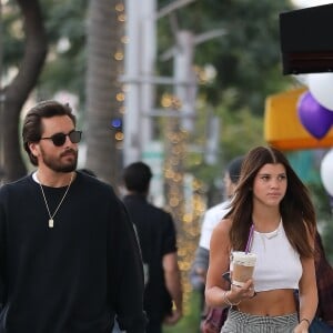 Exclusif - Scott Disick et sa compagne Sofia Richie rejoignent leur voiture à Beverly Hills le 24 janvier 2018.