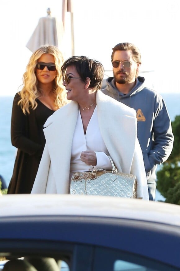 Khloé Kardashian (enceinte) est allée déjeuner avec sa mère Kris Jenner et son ex beau-frère Scott Disick à Malibu, le 12 février 2018