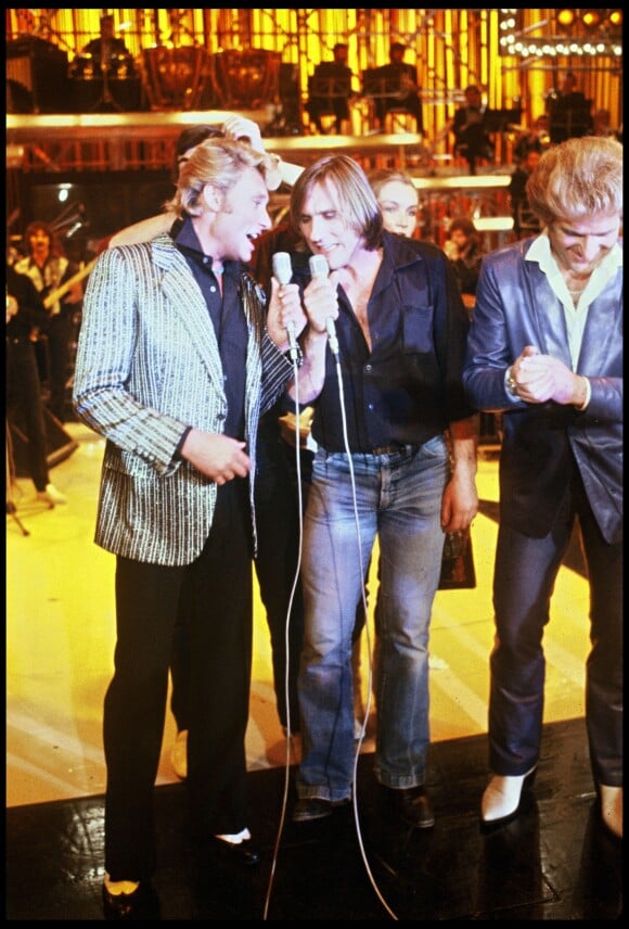 Gérard Depardieu et Johnny Hallyday avec Eddy Mitchell à Paris en 1980.