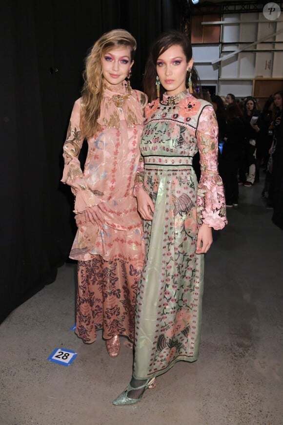 Gigi et Bella Hadid défilent pour Anna Sui à New York, le 12 février 2018.