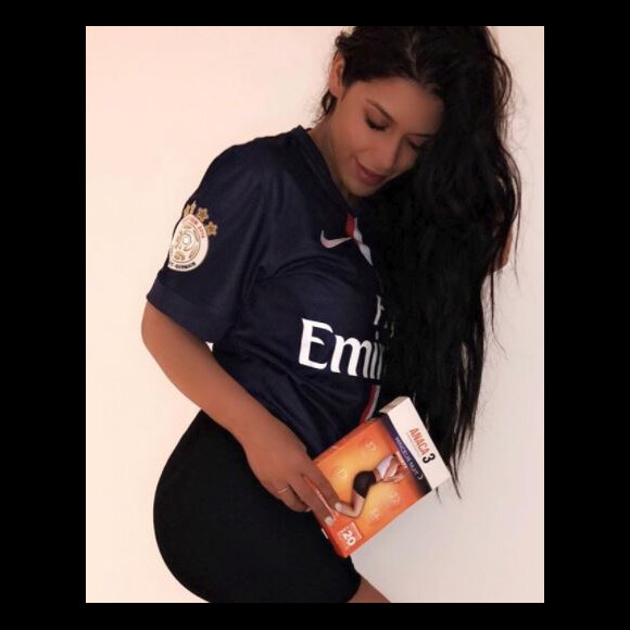 Ayem Nour se dévoile amincie et devant un match de foot avec son "Valentin", son fils Ayvin.