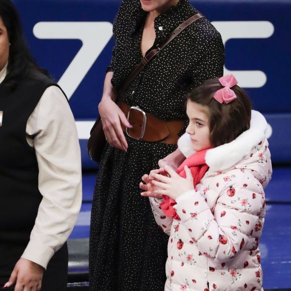 Katie Holmes et sa fille Suri assistent au match de basket de Oklahoma City Thunder vs NY à New York, le 16 décembre 2017