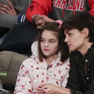 Katie Holmes et sa fille Suri assistent au match de basket de Oklahoma City Thunder vs NY à New York, le 16 décembre 2017