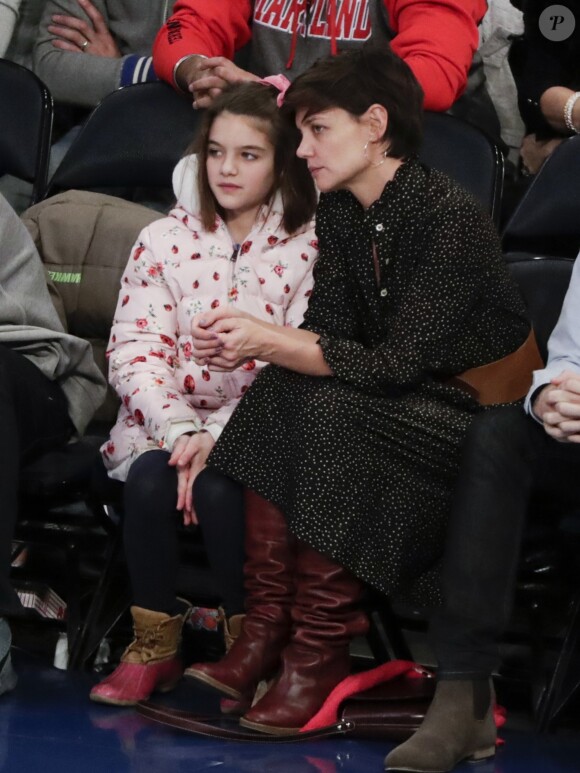 Katie Holmes et sa fille Suri assistent au match de basket de Oklahoma City Thunder vs NY à New York, le 16 décembre 2017