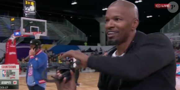 Jamie Foxx lors du match NBA All-Star Celebrity Game 2018 à Los Angeles le 16 février 2018. Interrogé par ESPN lors de l'événement sportif, l'acteur n'a pas apprécié qu'on l'interroge sur sa relation avec Katie Holmes. Il est parti au milieu de l'interview.