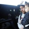 Lionel Messi et son fils Mateo à l'aéroport de Barcelone le 2 janvier 2018, rentrant de leurs vacances à Rosario, en Argentine.