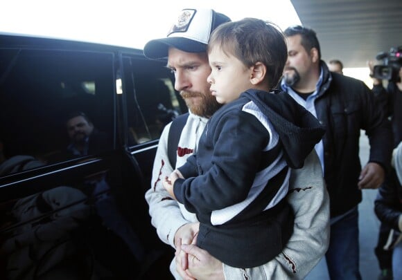 Lionel Messi et son fils Mateo à l'aéroport de Barcelone le 2 janvier 2018, rentrant de leurs vacances à Rosario, en Argentine.