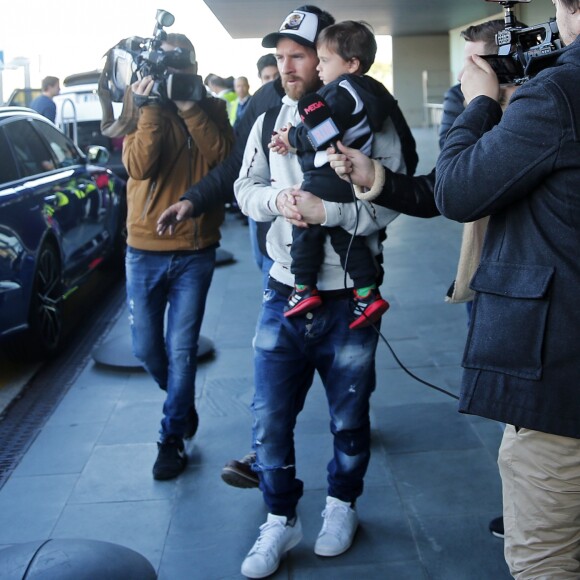 Lionel Messi et son fils Mateo à l'aéroport de Barcelone le 2 janvier 2018, rentrant de leurs vacances à Rosario, en Argentine.