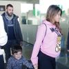 Antonella Roccuzzo (enceinte), femme de Lionel Messi, et leur fils Thiago à l'aéroport de Barcelone le 2 janvier 2018, rentrant de leurs vacances à Rosario, en Argentine.
