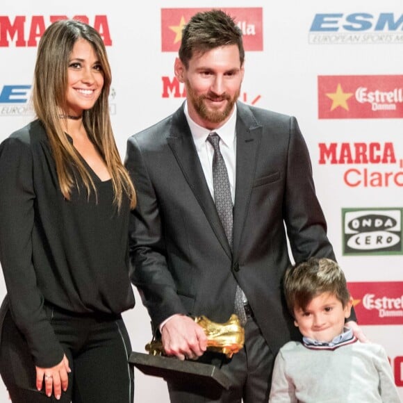 Lionel Messi, sa femme Antonella Roccuzzo et leur fils Thiago le 24 novembre 2017 à Barcelone lors de la cérémonie du Golden Shoe Award récompensant le meilleur buteur des championnats européens.