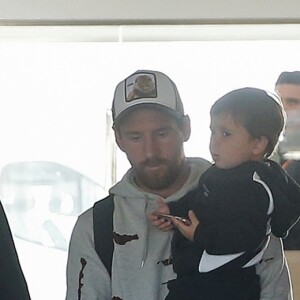 Lionel Messi, sa femme Antonella Roccuzzo (enceinte) et leurs enfants Thiago et Mateo à l'aéroport de Barcelone le 2 janvier 2018, rentrant de leurs vacances à Rosario, en Argentine.