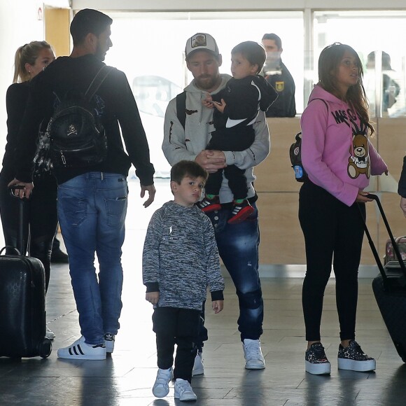 Lionel Messi, sa femme Antonella Roccuzzo (enceinte) et leurs enfants Thiago et Mateo à l'aéroport de Barcelone le 2 janvier 2018, rentrant de leurs vacances à Rosario, en Argentine.
