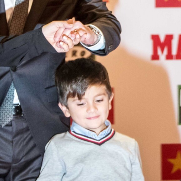 Lionel Messi, sa femme Antonella Roccuzzo et leur fils Thiago le 24 novembre 2017 à Barcelone lors de la cérémonie du Golden Shoe Award récompensant le meilleur buteur des championnats européens.