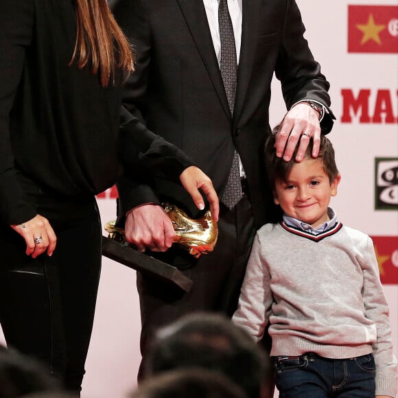 Lionel Messi, sa femme Antonella Roccuzzo et leur fils Thiago le 24 novembre 2017 à Barcelone lors de la cérémonie du Golden Shoe Award récompensant le meilleur buteur des championnats européens.