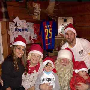 Lionel Messi et sa femme Antonella Roccuzzo avec leurs enfants Thiago et Mateo, photo Instagram Noël 2017