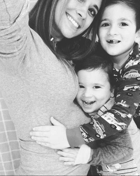 Antonella Roccuzzo, femme de Lionel Messi, enceinte de son troisième enfant et avec ses fils Thiago et Mateo, photo Instagram février 2018