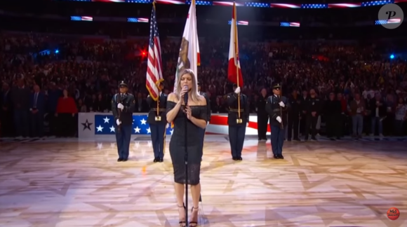 Fergie chantant l'hymne national américain lors du NBA All-Star Game le 18 février 2018