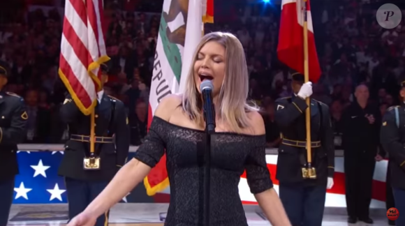 Fergie chantant l'hymne national américain lors du NBA All-Star Game le 18 février 2018