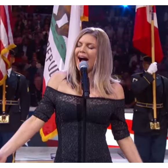 Fergie chantant l'hymne national américain lors du NBA All-Star Game le 18 février 2018
