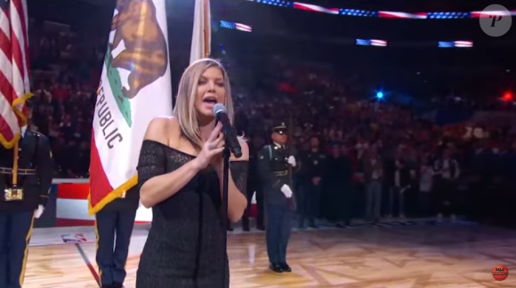 Fergie chantant l'hymne national américain lors du NBA All-Star Game le 18 février 2018