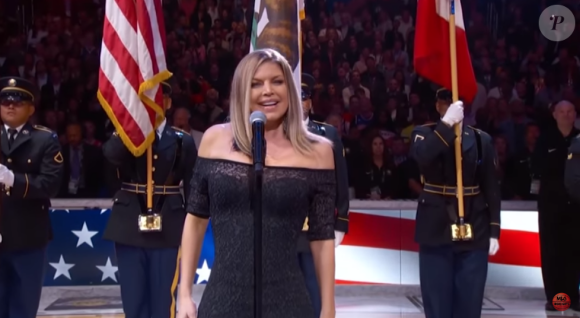 Fergie chantant l'hymne national américain lors du NBA All-Star Game le 18 février 2018
