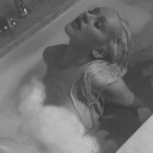 Christina Aguilera nue dans son bain. Instagram, le 16 février 2018.