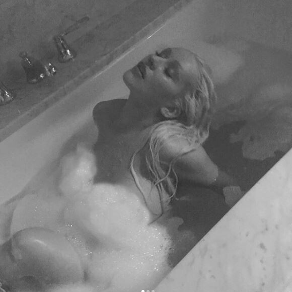 Christina Aguilera nue dans son bain. Instagram, le 16 février 2018.