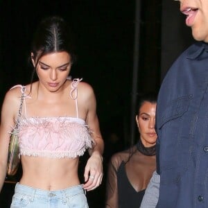 Kendall Jenner et Kourtney Kardashian quittent le restaurant Craig's à West Hollywood. Le 18 février 2018