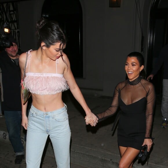 Kendall Jenner et Kourtney Kardashian quittent le restaurant Craig's à West Hollywood. Le 18 février 2018