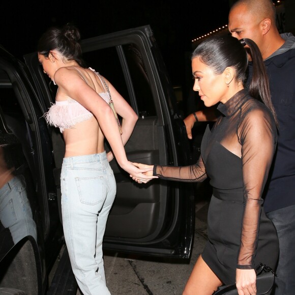 Kendall Jenner et Kourtney Kardashian quittent le restaurant Craig's à West Hollywood. Le 18 février 2018