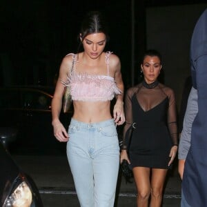 Kendall Jenner et Kourtney Kardashian quittent le restaurant Craig's à West Hollywood. Le 18 février 2018