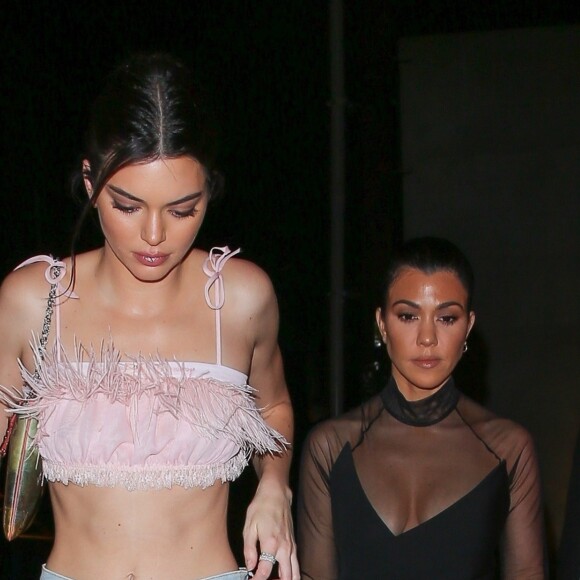 Kendall Jenner et Kourtney Kardashian quittent le restaurant Craig's à West Hollywood. Le 18 février 2018