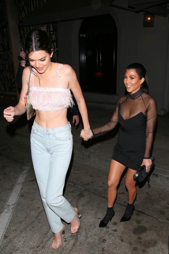 Kendall Jenner et Kourtney Kardashian quittent le restaurant Craig's à West Hollywood. Le 18 février 2018