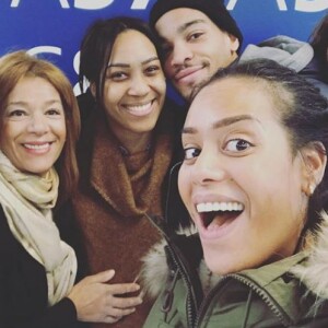 Amel Bent en famille à l'aéroport pour le départ de sa petite soeur Mélissa qui part vivre cinq mois en Corée du sud. Instagram, le 21 février 2018.