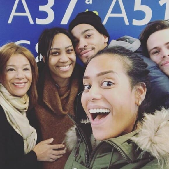 Amel Bent en famille à l'aéroport pour le départ de sa petite soeur Mélissa qui part vivre cinq mois en Corée du sud. Instagram, le 21 février 2018.