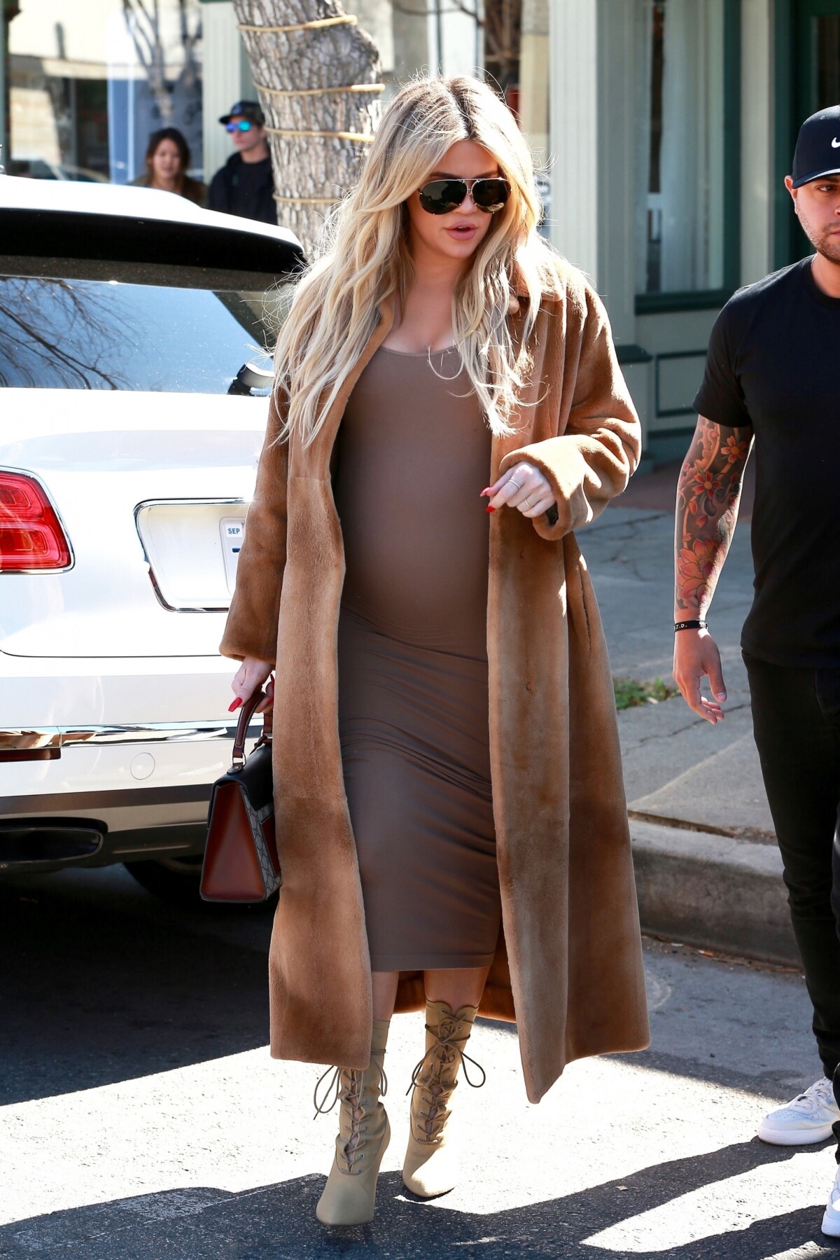 Vidéo : Khloé Kardashian, enceinte, quitte le magasin Juvenile Shop