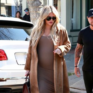 Khloé Kardashian, enceinte, quitte le magasin Juvenile Shop avec sa mère Kris Jenner. Sherman Oaks, le 21 février 2018.